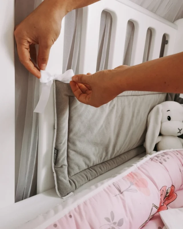 Sanft geschützt für süße Träume! 💤🛏Mit dem Bellochi Nestchen schläft Ihr Baby sicher und geborgen. 🛏💛 Die weiche Polsterung schützt vor Stößen an den Gitterstäben und sorgt für ein kuscheliges Schlafumfeld. Für ruhigere Nächte – für Sie und Ihr Baby!#SichererSchlaf #BabyNestchen #Bellochi #SchlafGutBaby #MamaTipps #KuscheligUndSicher
