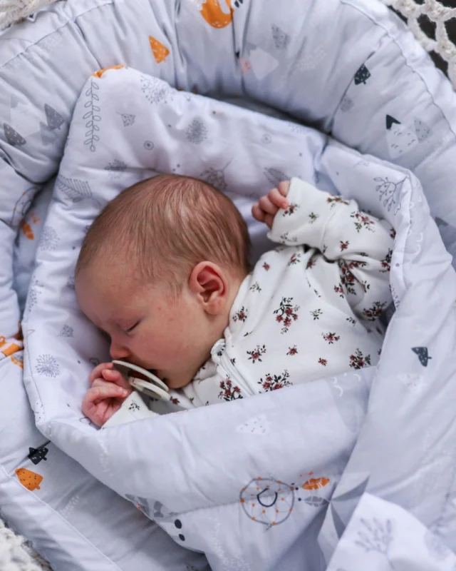 Sanft eingewickelt, sicher geborgen! 🍼💙Neugeborene lieben es, fest umhüllt zu sein – das gibt ihnen Sicherheit und Ruhe. Das Bellochi Pucktuch hilft dabei, den Schlaf zu verbessern und das Baby zu entspannen. Perfekt für frischgebackene Eltern! 🤱💛#Pucken #BabyBeruhigen #SicherGeborgen #Neugeborenes #BabySchlaf #Bellochi #MamaLiebe