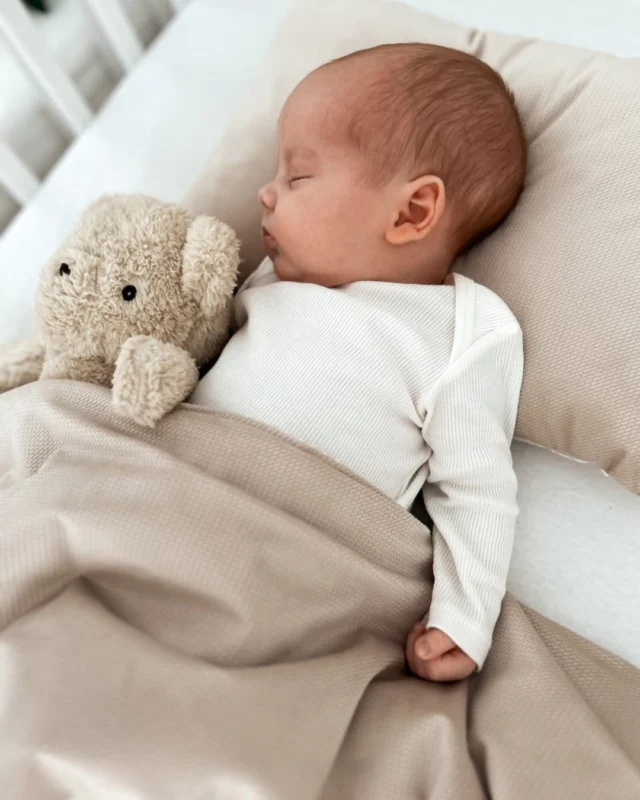 Schlafen wie auf Wolken! ☁💤Ein erholsamer Schlaf ist das A und O für eine gesunde Entwicklung! Bellochi Babybettwäsche besteht aus weicher, atmungsaktiver Baumwolle und ist perfekt für zarte Babyhaut. 🌿💛 Traumhafter Komfort für die schönsten Schlummerstunden!#BabySchlaf #Kuschelzeit #Babybettwäsche #TraumhaftSchlafen #Bellochi #MamaTipps #SüßeTräume